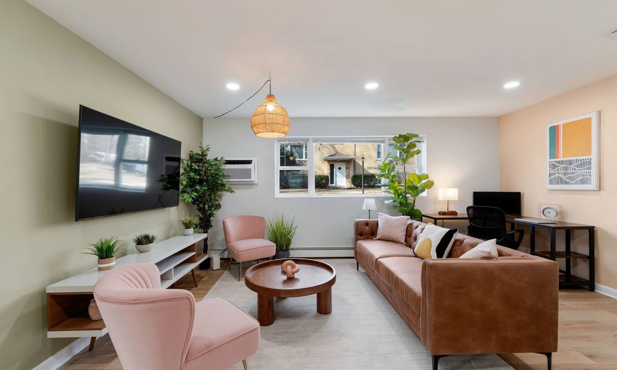 Lombard Apartment | 1 Free Parking, Workdesk with Monitor, Sleeps 4!