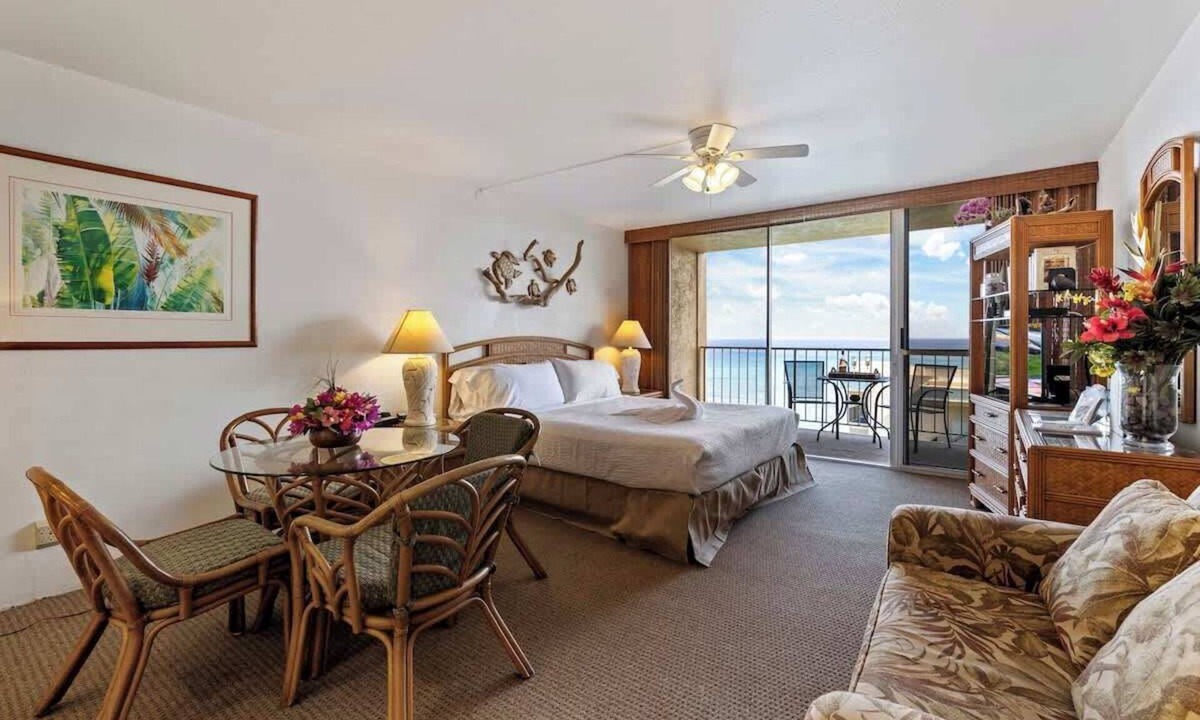 Kahana House | 10th floor Oceanview studio, AC, Resort Amenities, walk to food, shops & beach