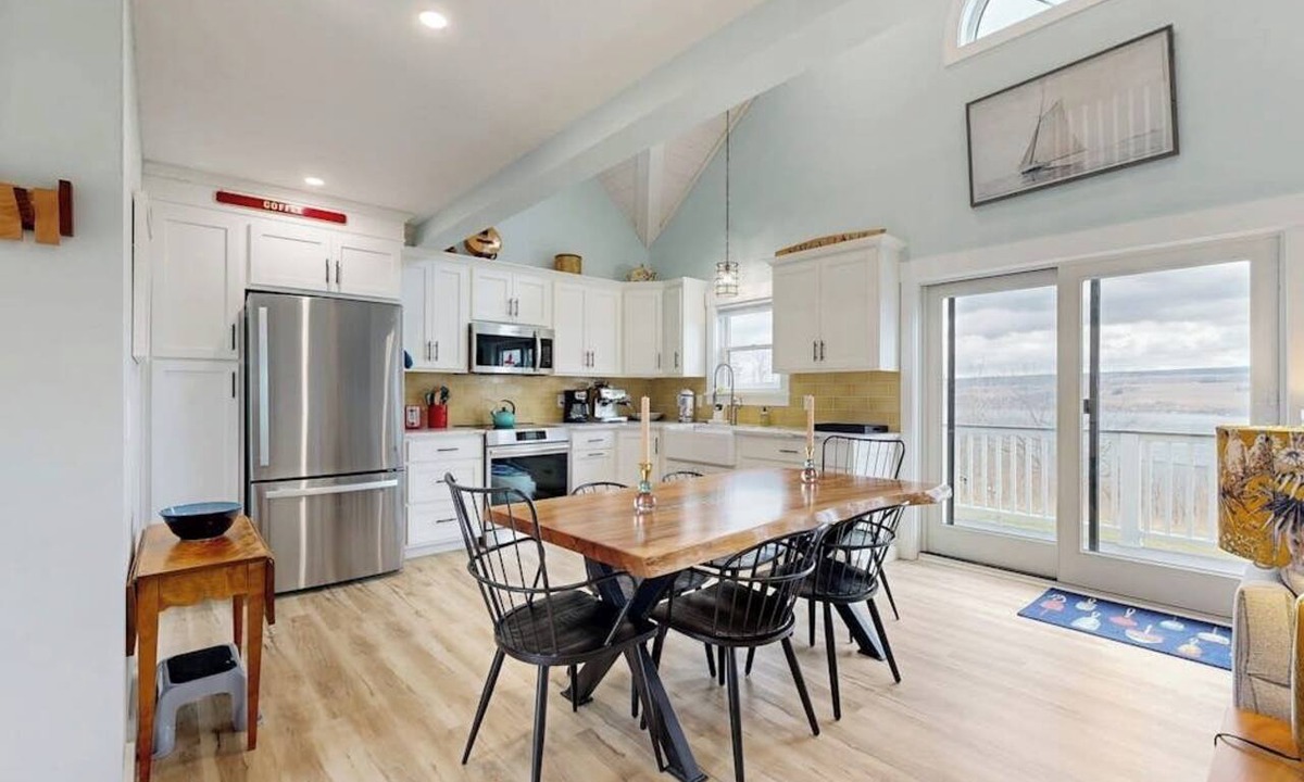 Valois House | 1BR - loft withexpansive lake views, deck & grill