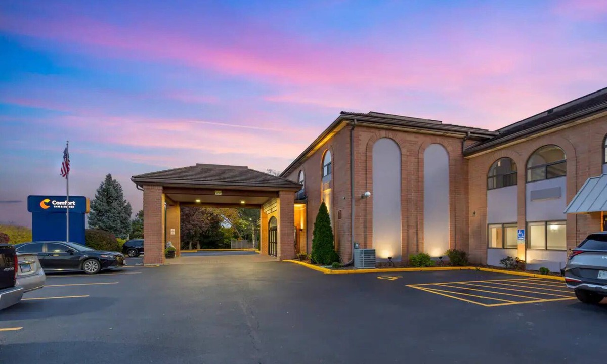 Mundelein Hotel | 2 Affordable Units | 4.7 miles to University of St. Mary | Pets Allowed