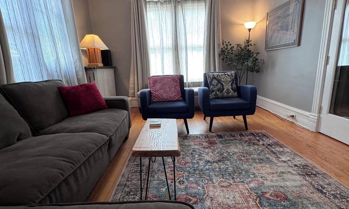 Oak Park Apartment | 2-BR central Oak Park flat+near FLW homes+near trains to Chicago+pets ok+parking