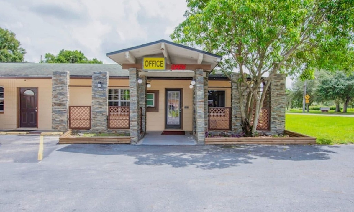Bartow Apartment | 2 Full Beds|Non-Smoking