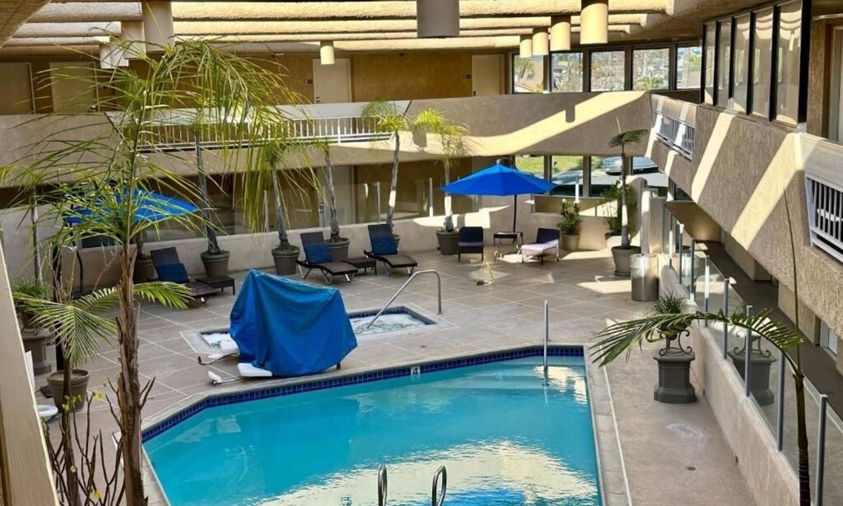 Old Towne Hotel | 2 Queen Jacuzzi Balcony Stay Near Beach, Pier with Breakfast Included