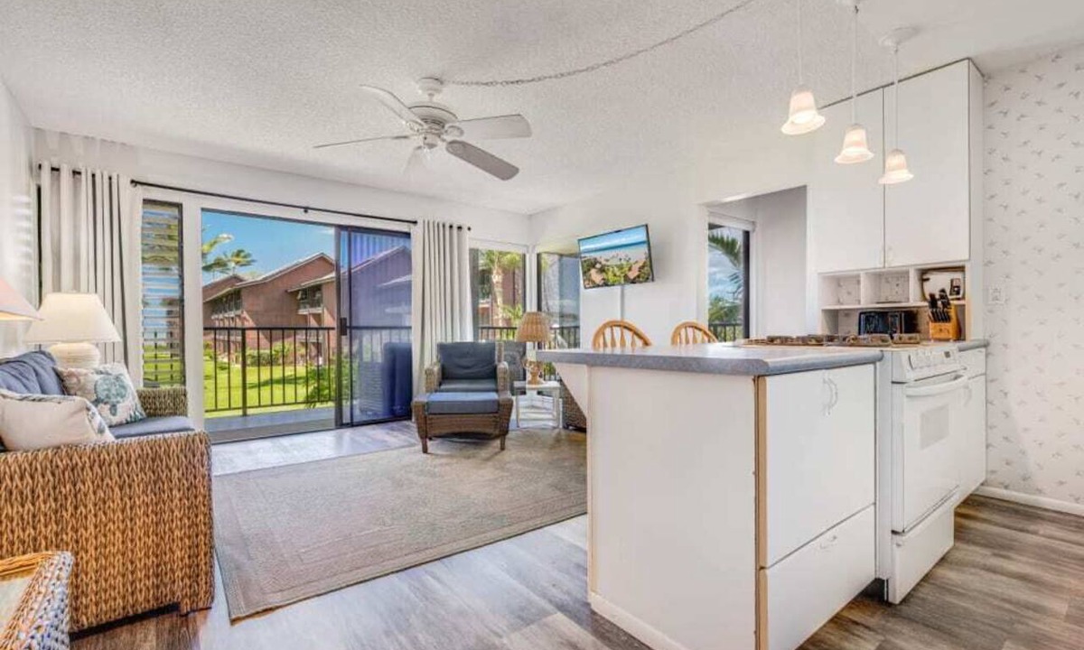 Kaunakakai Condo | 2BR Ocean View w/Lanai and Kitchen - Molokai Shores 217