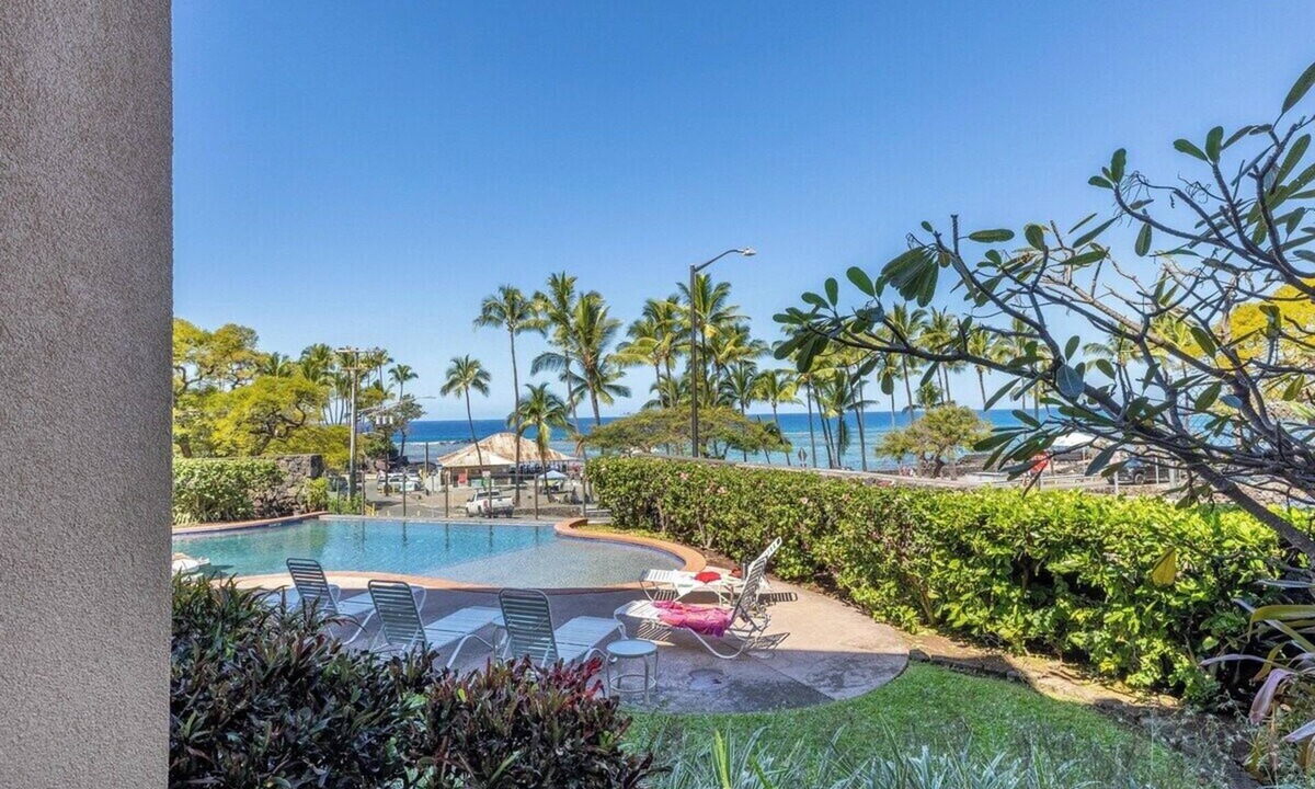 Kahaluu Bay Condo | 3-Bedroom Beach Condo, Infinity Pool & Spa.Sunsets