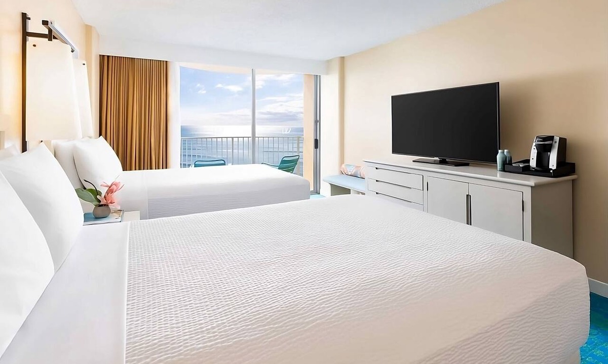 Waikiki Hotel | 3 Convenient Units, The Twin Fin Hotel, Ocean Front Two Doubles with Lanai