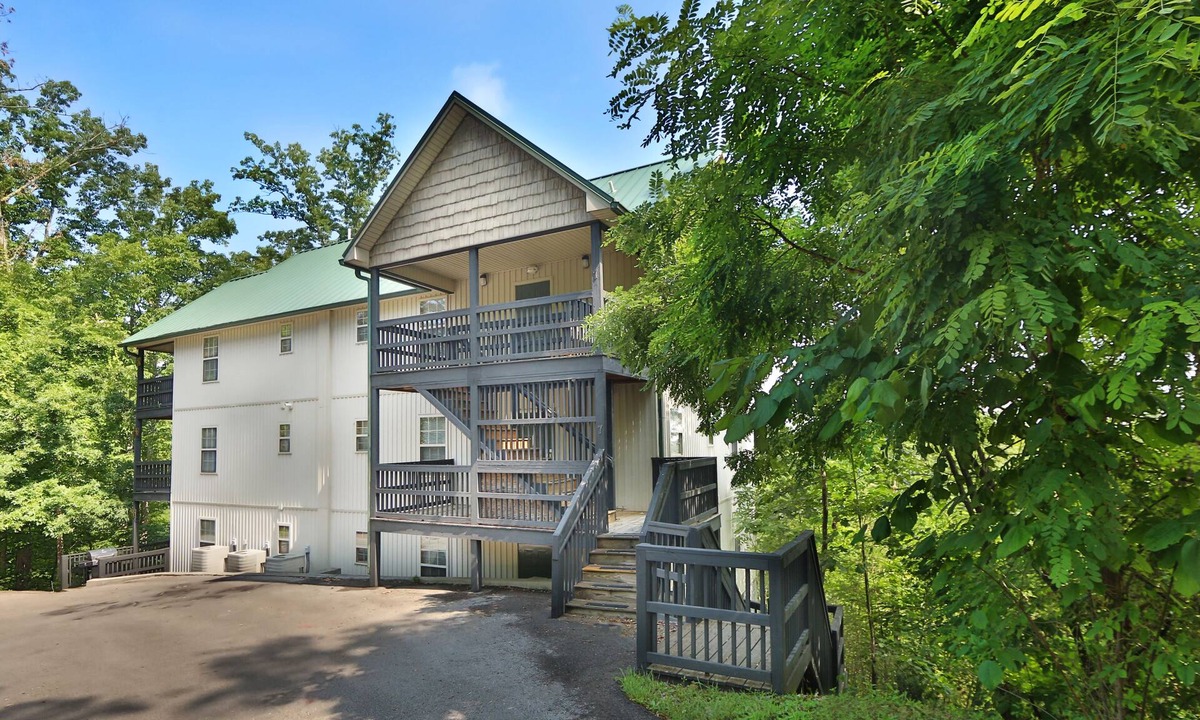 Pigeon Forge Condo | 3BR condo minutes from Dollywood. Hot tub!