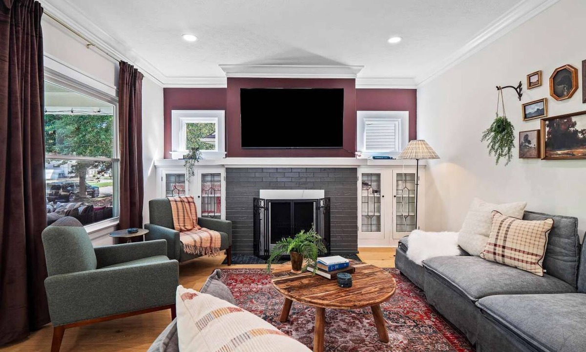 Kamm's Corners House | 4BR in Kamms Corner - Walk to Restaurants