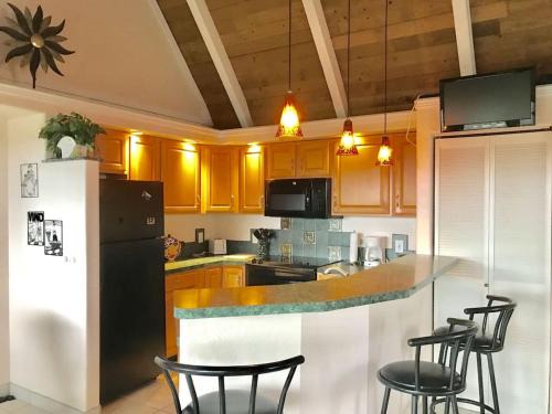 Punaluu House | 56 One Bedroom One Bath with Ocean Views