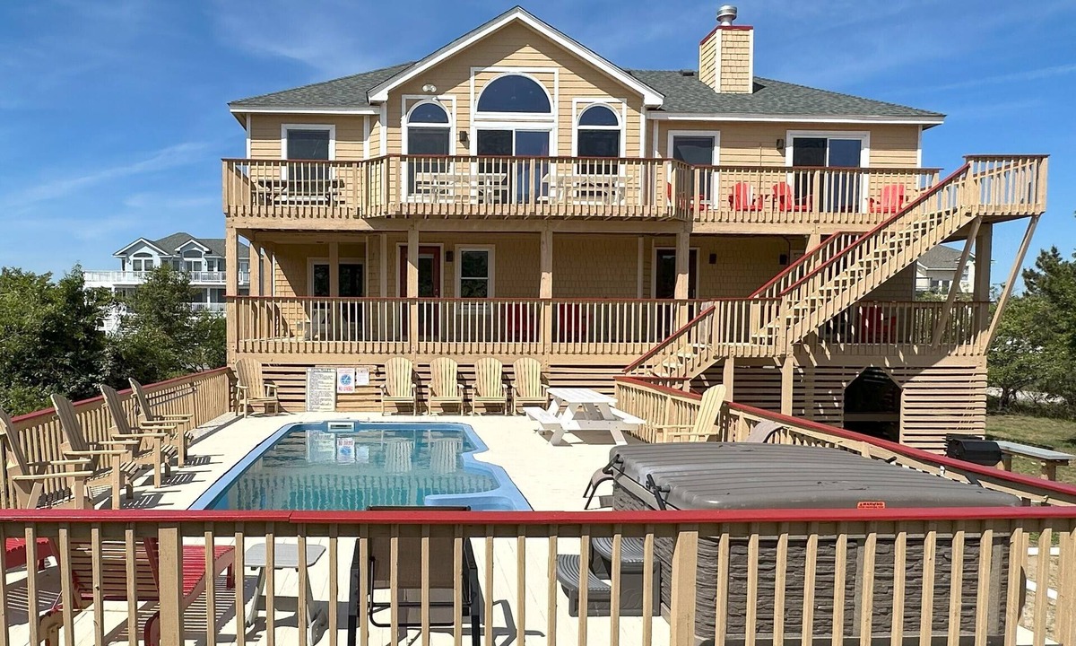 Whalehead Beach House | 6BR, 6BTH, walk 2 everything - beach, shopping, restaurants/bars