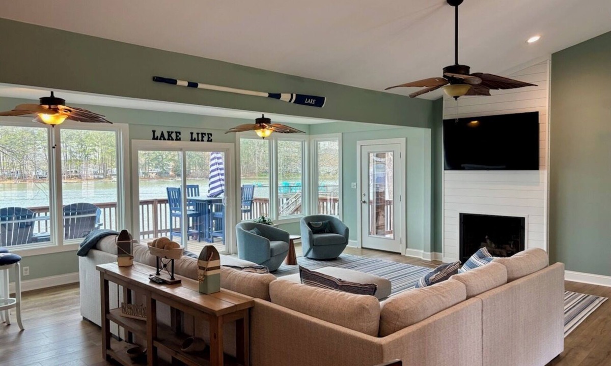 Henrico House | 7-bedrm, 5-bath home on 168' of open shoreline on a wide, deep-water cove.