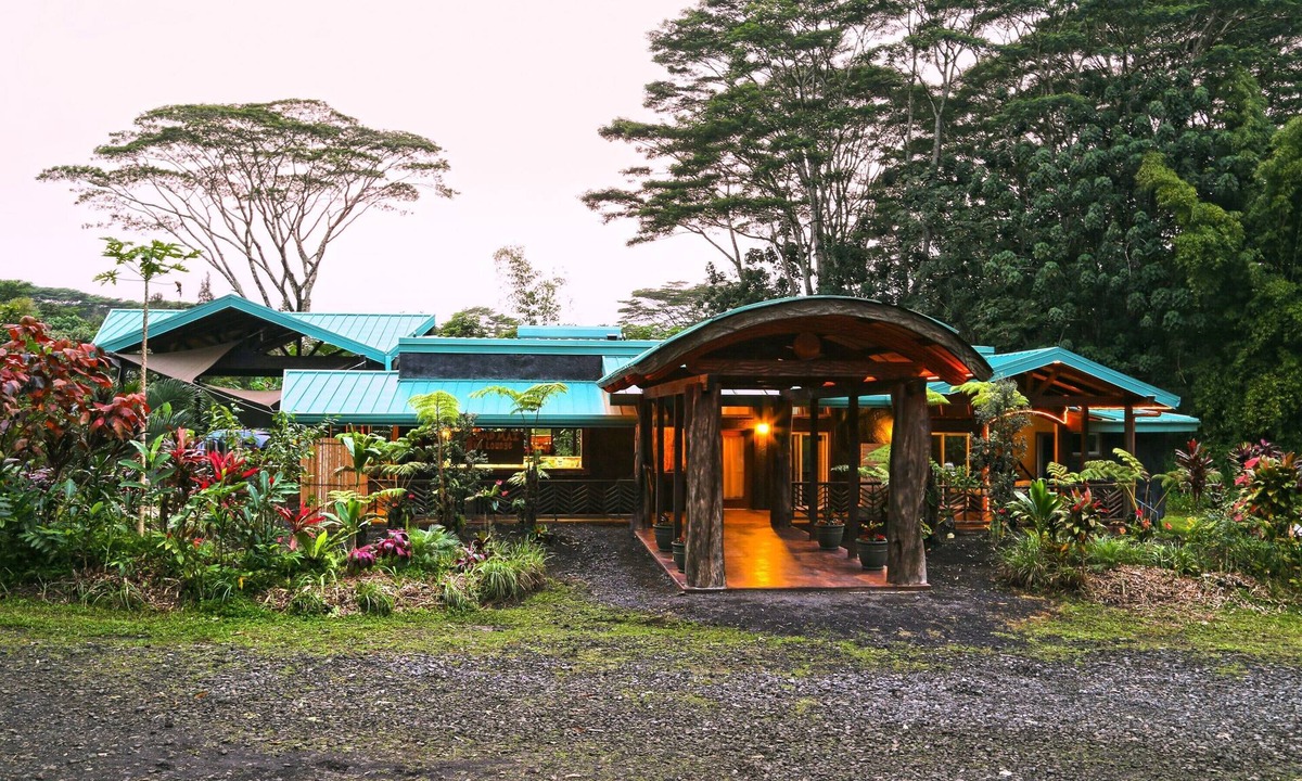 Pahoa Hotel | A Polished Retreat: Double Accommodations & Detached Bathroom