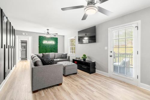 East Point Villa | Atlanta Elegant 6BR Home Perfect for Groups & Families sleeps 18