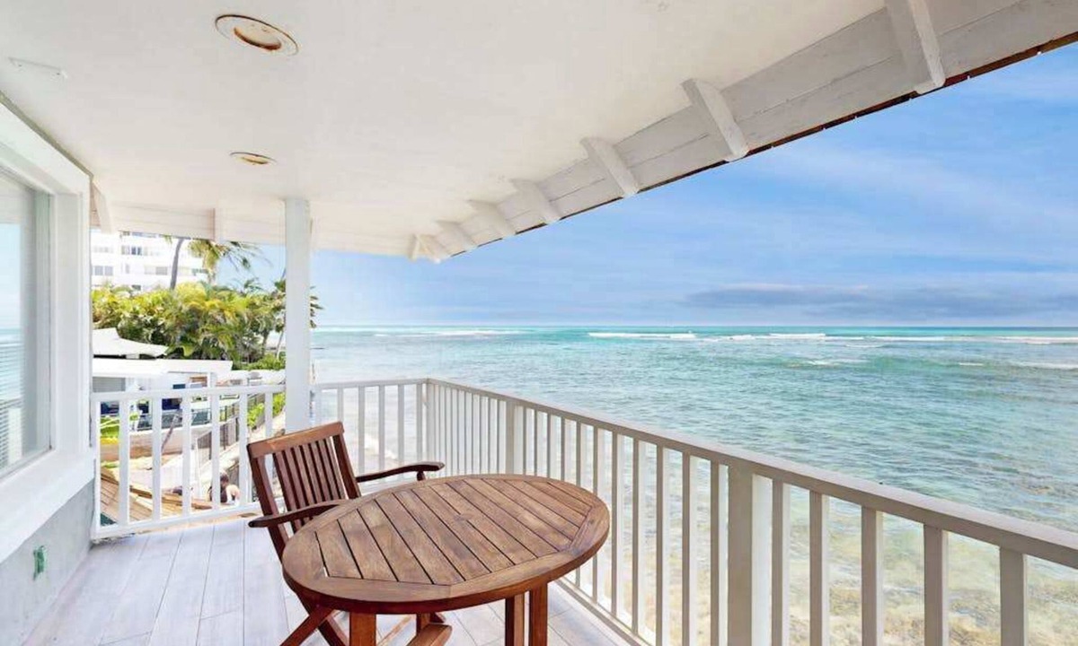 Diamond Head - Kapahulu - St. Louis House | August Special! Posh Beachfront Waikiki Home with 3 Lanais - Walk to Dining