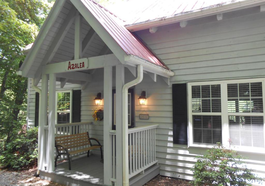 Blairsville House | Azalea Cabin With Fireplace & Huge Back Porch