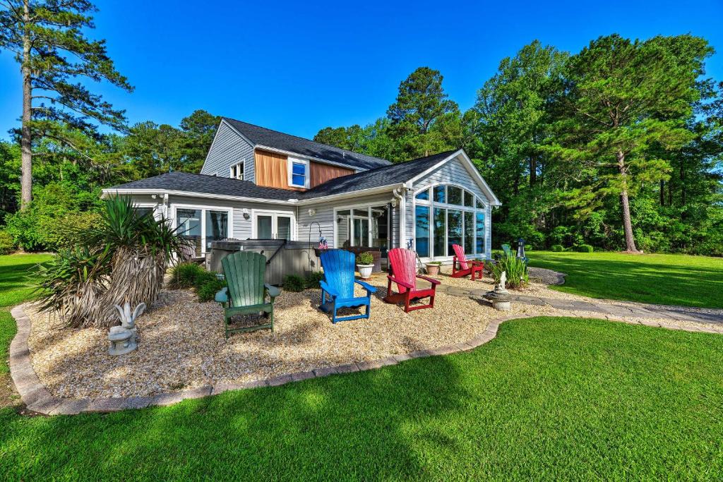 Chocowinity House | Bayfront Blounts Creek Home: Private Beach + Dock!