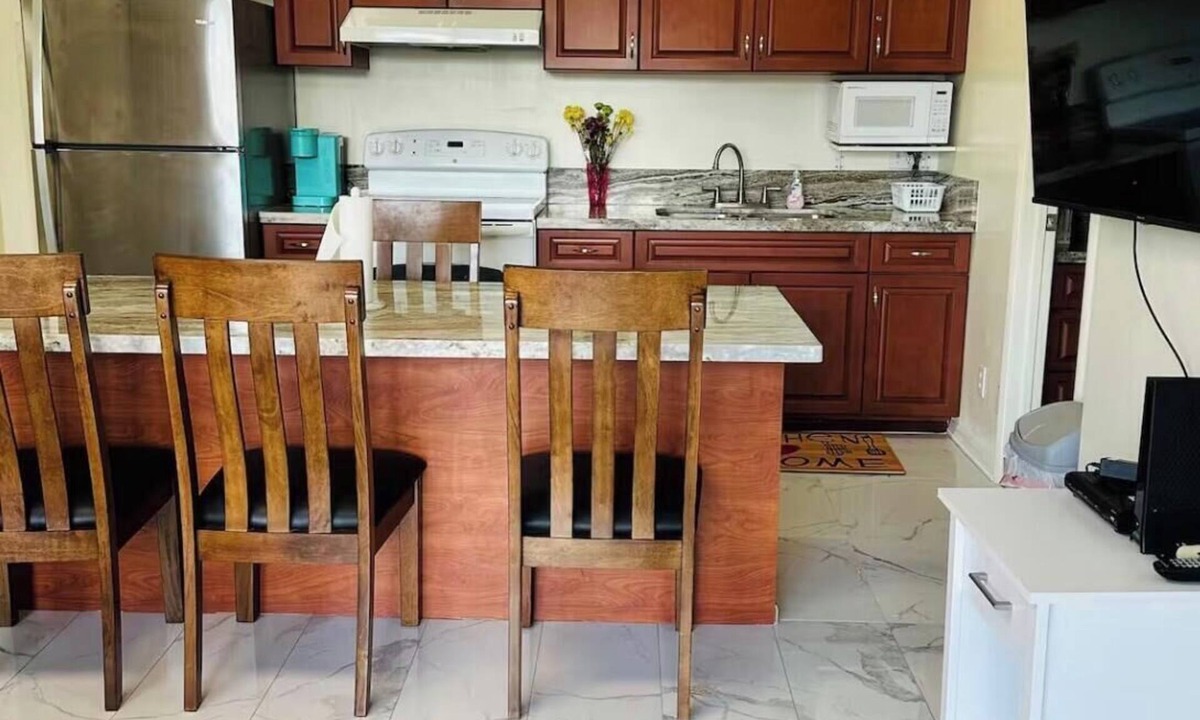 Waikiki Hotel | Beautiful 1-bedroom Wakiki Banyan Hotel, free parking/WiFi, peek of Ocean View.