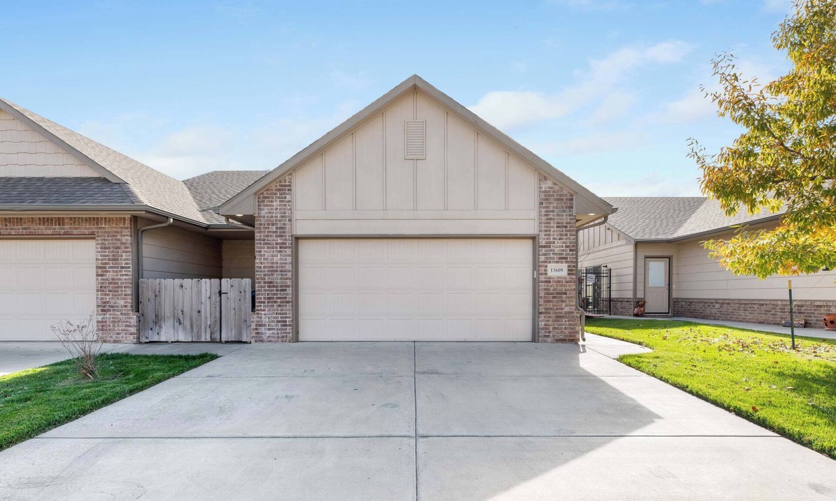 Wichita House | Beautiful 3 bed 2 bath property with 2 car garage