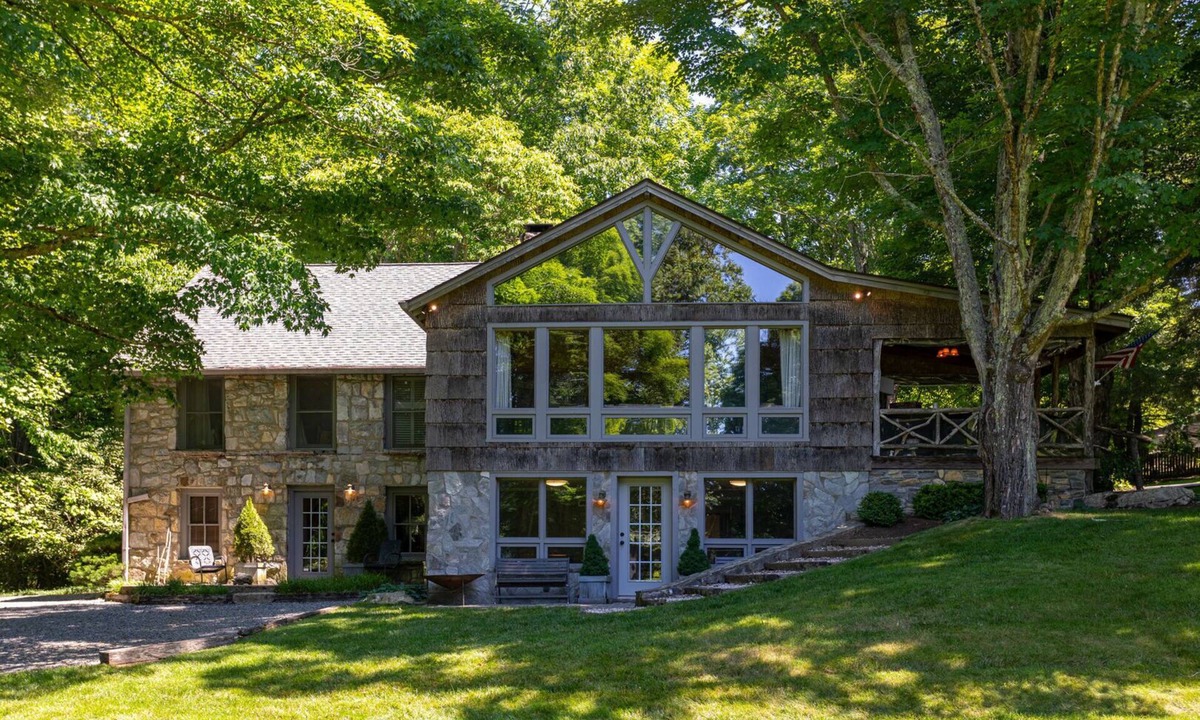 Banner Elk House | Beech Haven 6br 5ba with Huge Yard, Tennis Court, Creek & Pond, and Much More