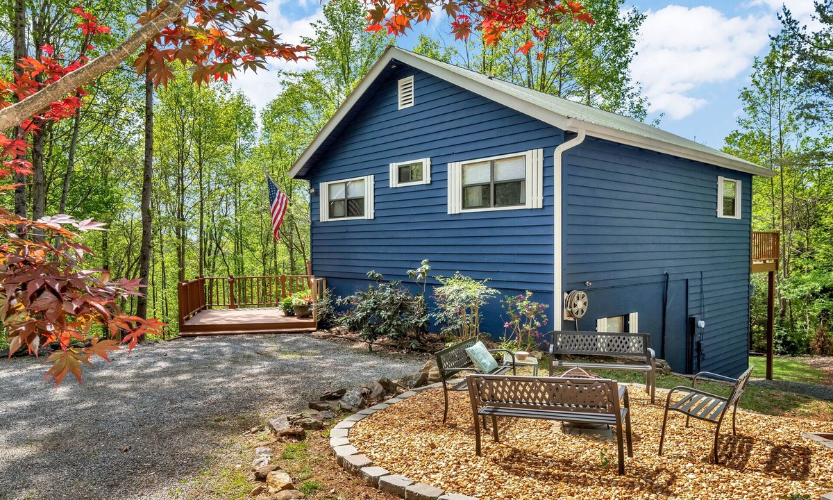 Hiawassee Cabin | Blue Bell Cottage, 2 fire pits. Arcade Game. No Cleaning On New Bookings.