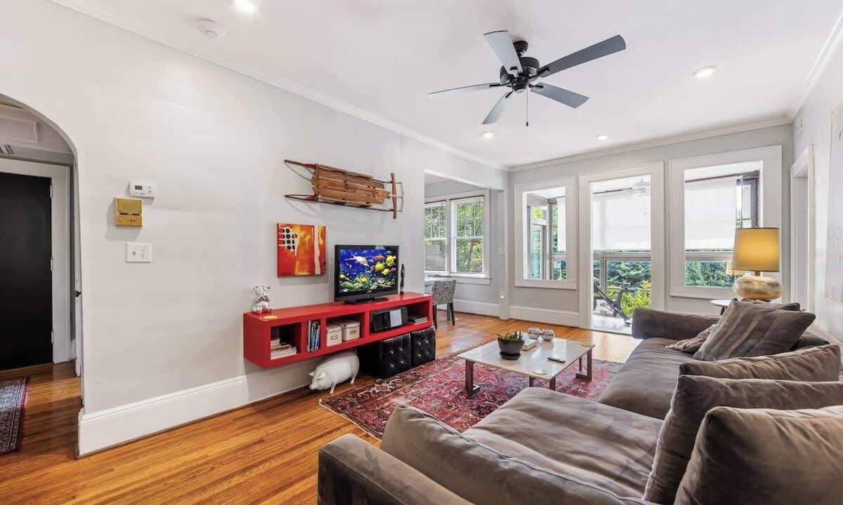 Cherry Condo | Boutique 2BR Condo in Myers Park with Balcony & Free Parking near Atrium CMC