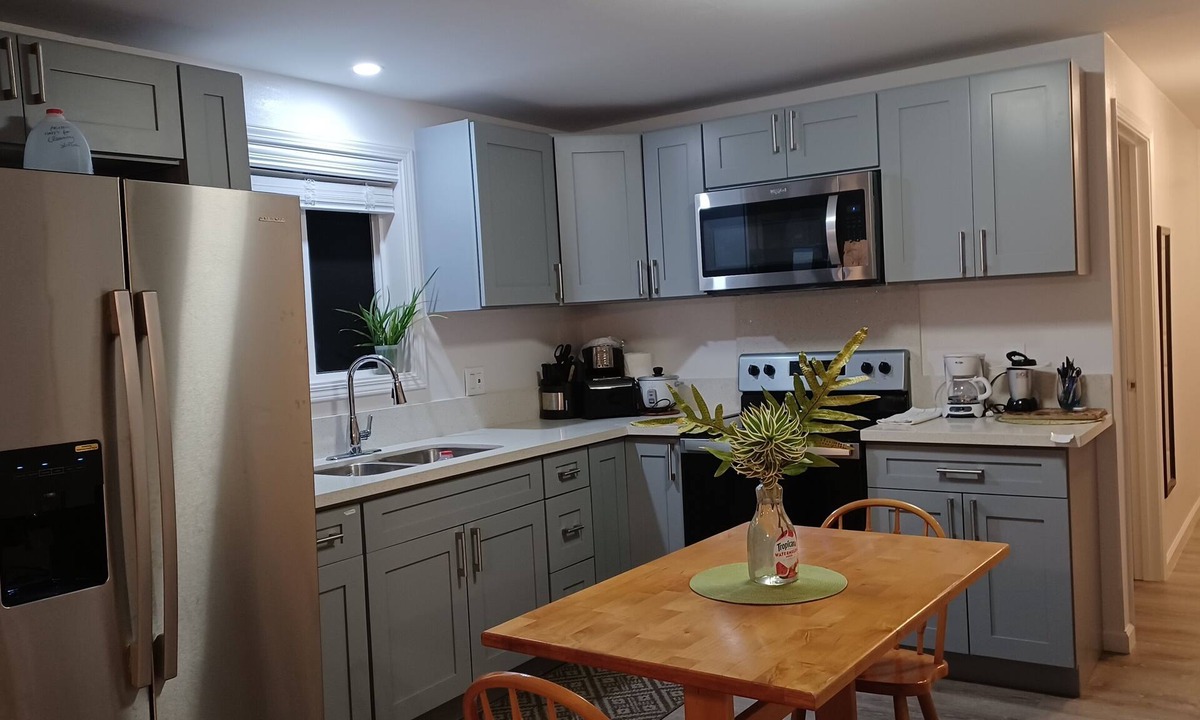 Makaha House | "BRIGHT, COZY & LOVELY home" Newly Renovated. & close to the BEACH