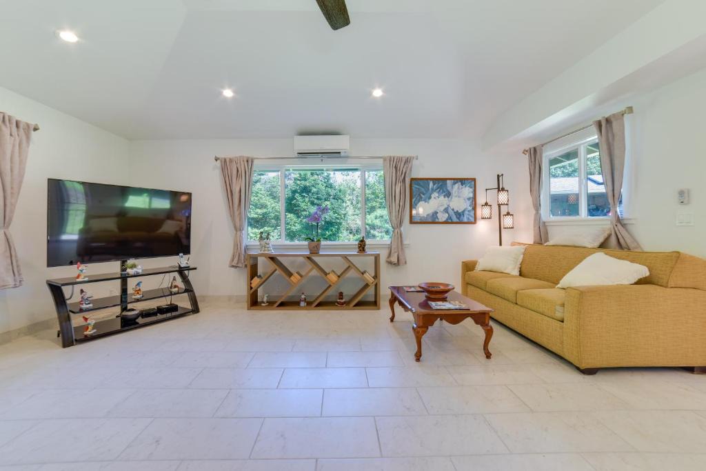 Pauwela Apartment | Bright Haiku Studio: Patio + Rainforest View