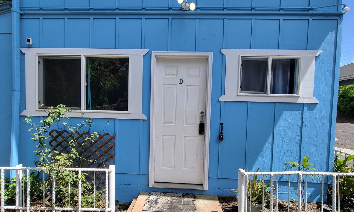 Wailuku Apartment | Budget Downtown Studio-D w/Queen Bed, Twin Love Seat AC, WIFI & 4 free Streamers