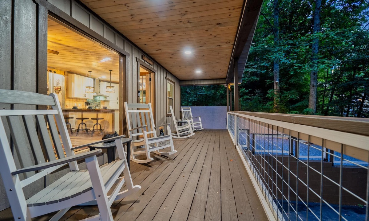 Smoky Mountains Cabin | 🚘Central Location 👙Hot tub 🌄Great Views🛌Linens🔥Firepit🍳Stocked Kitchen