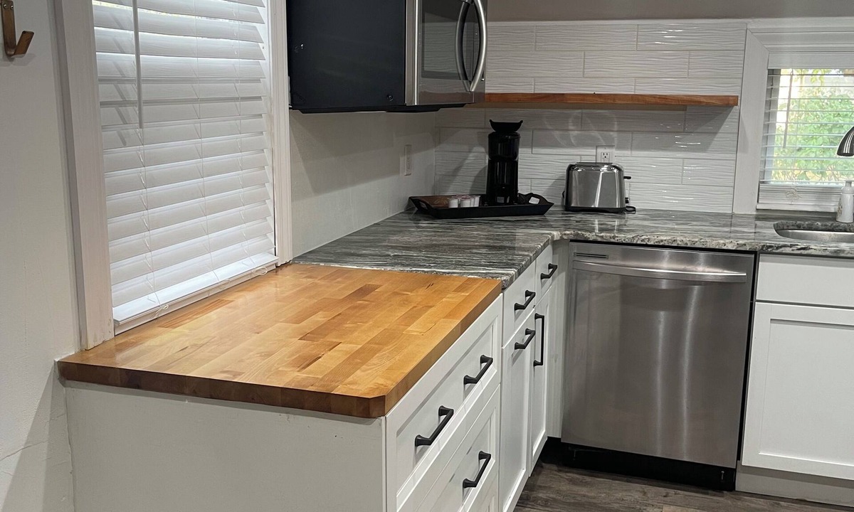 South Beloit House | Charming 2-bed bungalow 2 bed 1 bath house fenced yard washer and dryer private