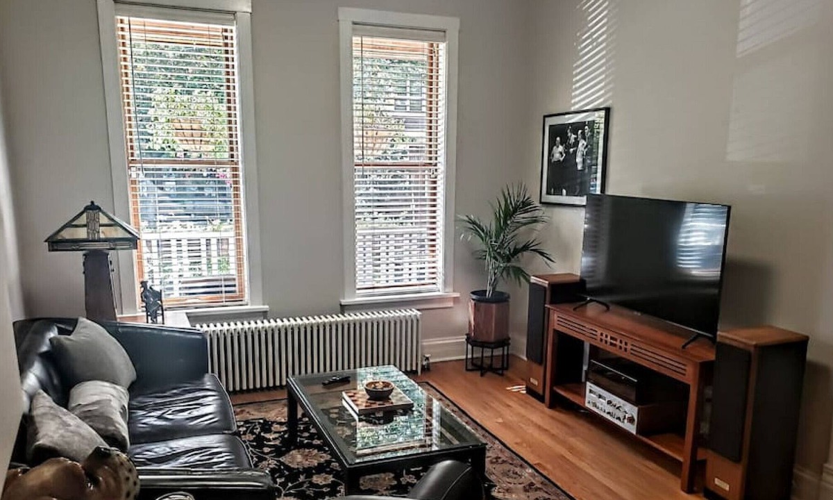 Sheffield and DePaul Apartment | Charming 2 Bedroom Flat in heart of Lincoln Park