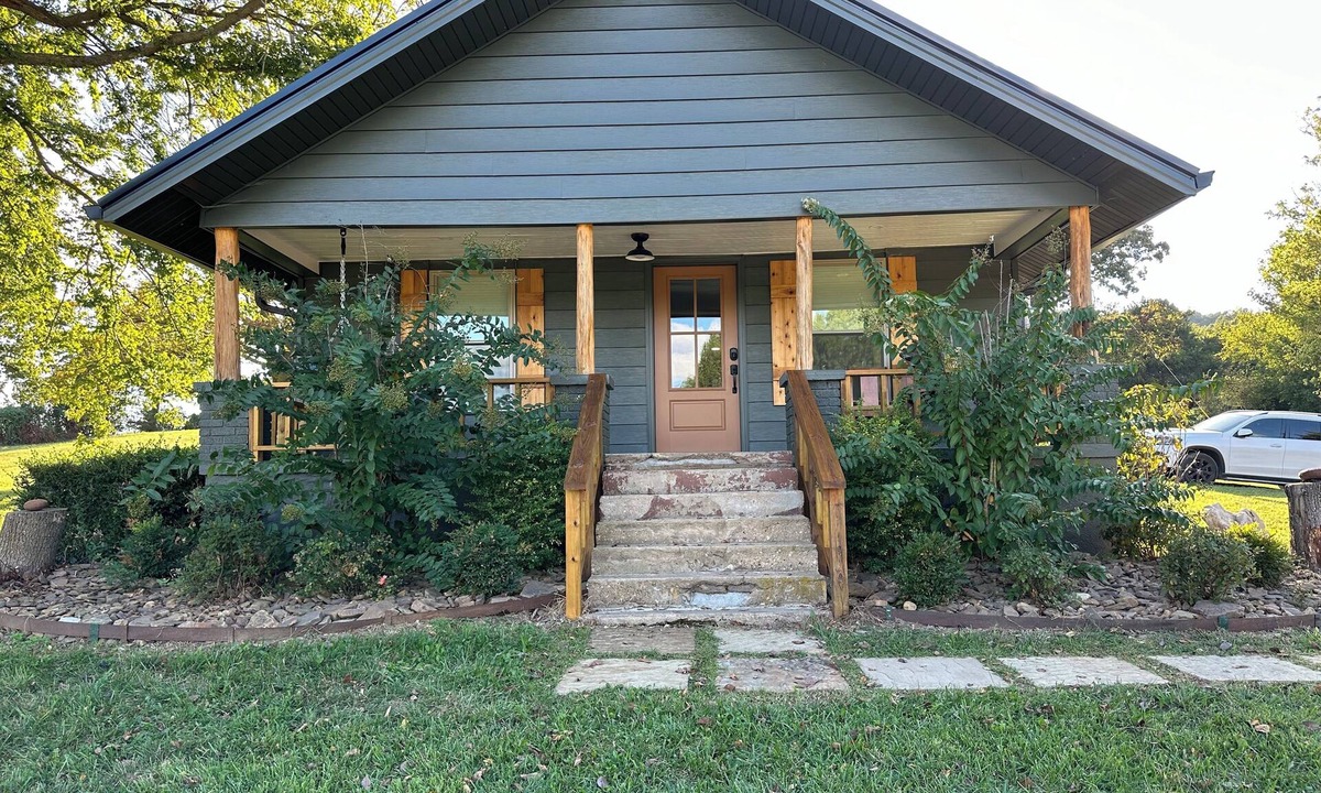 Huntsville House | Charming 2-bedroom house in Huntsville, AR Located in the crossroads of NW AR.