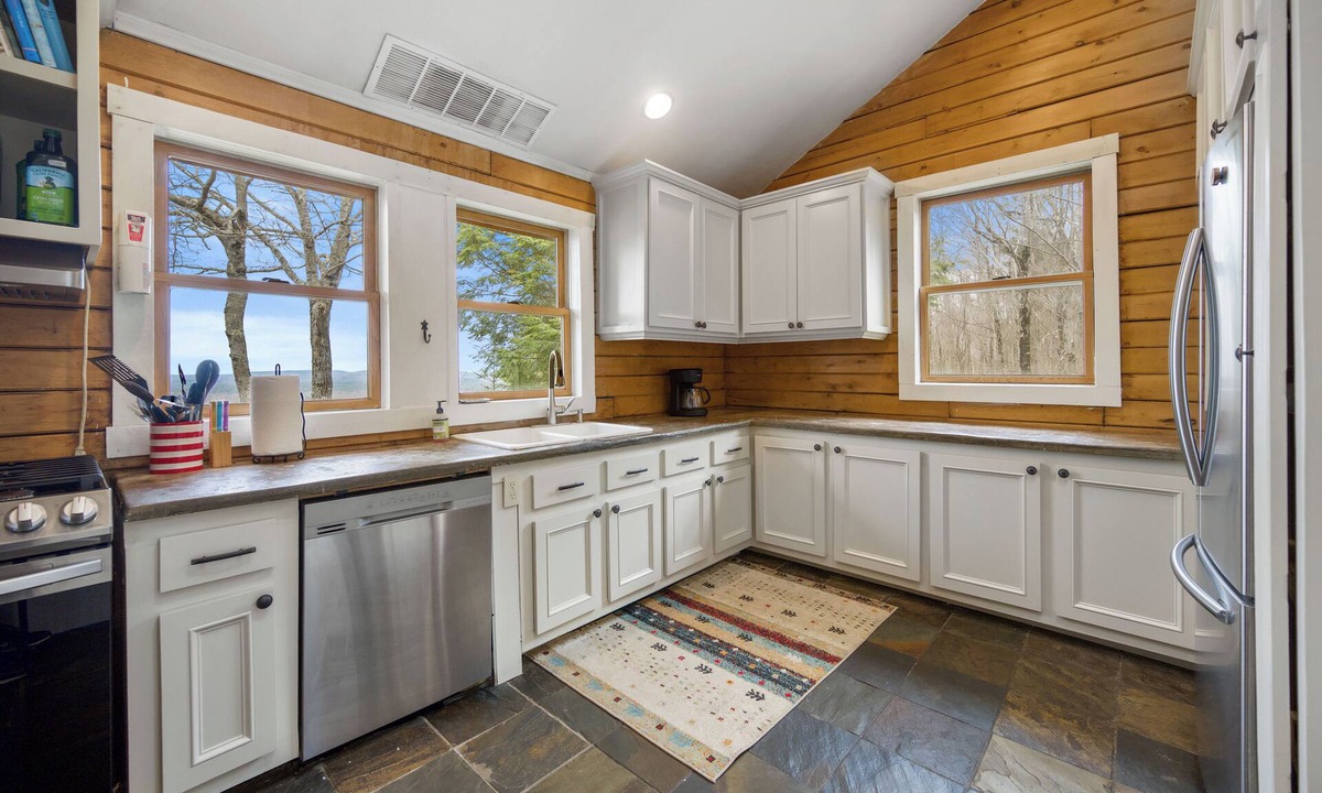 Liberty House | Charming 4-bedroom log home with WiFi and AC in pleasant Liberty