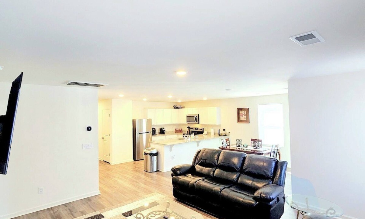 Florence House | Charming and Cozy 4BR 2BA House with Parking, Minutes from I-95 and Buc-ees