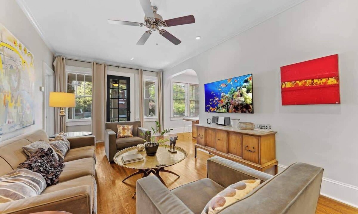Cherry Condo | Charming Condo Near Freedom Park | King Bed & Screened Porch