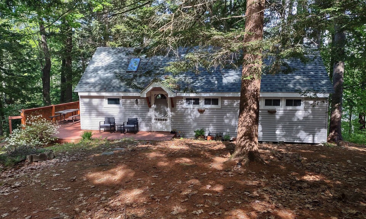 Monmouth Cottage | Charming Cottage 2 bedroom, AC, loft, deck screened porch, Lake View in Monmouth