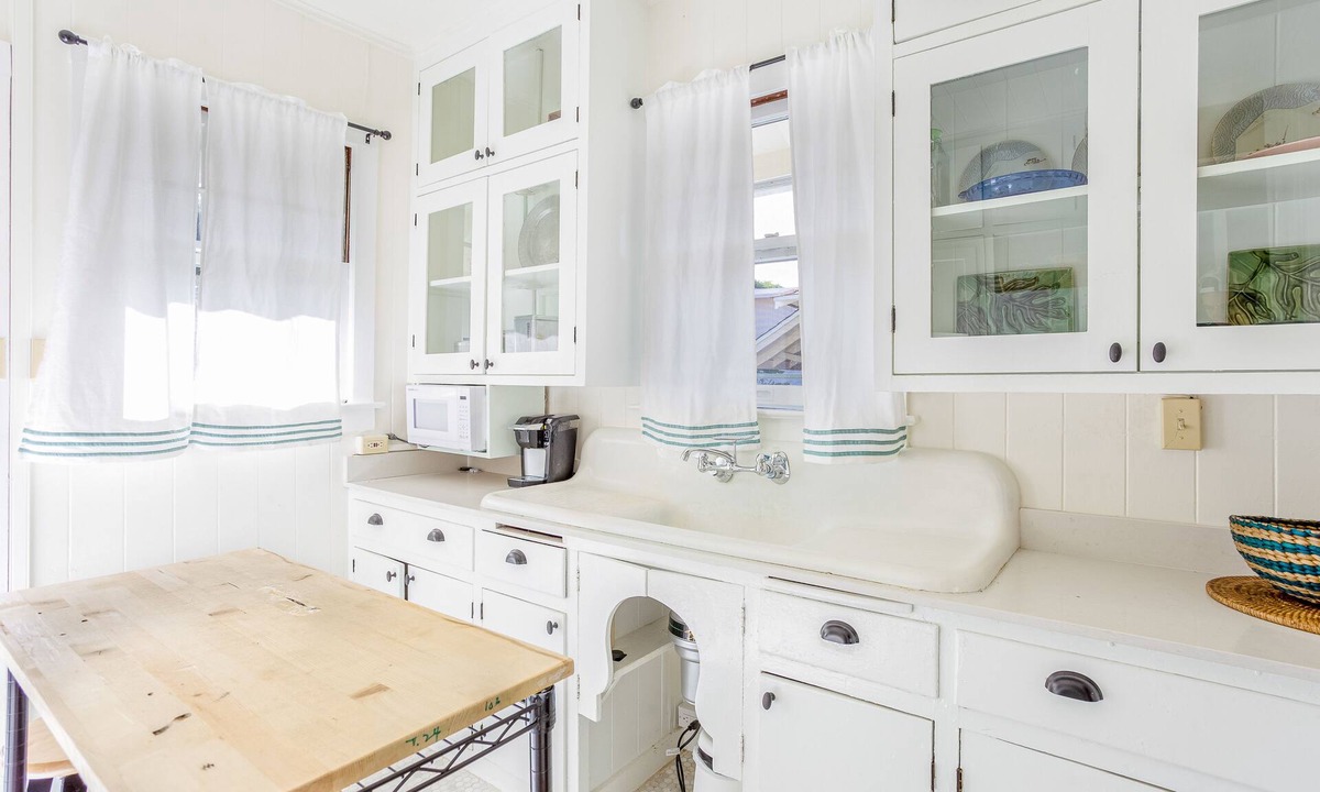 Diamond Head - Kapahulu - St. Louis Cottage | Charming cottage close to everything - walk to beach, zoo, & park