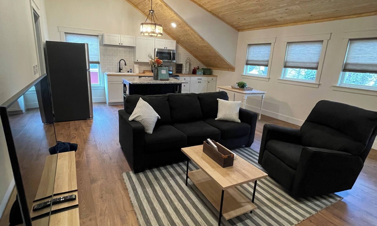 Hendersonville Apartment | Charming studio above garage apt located close to Downtown Hendersonville!