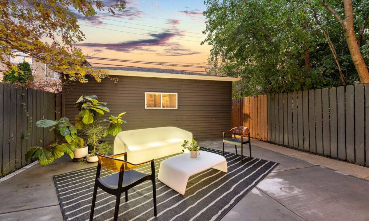 North Park House | Chicago Riverhouse with private fenced in oasis