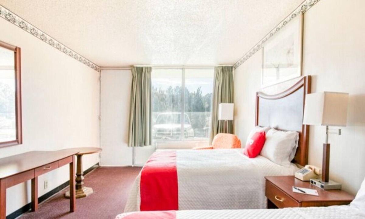 Templeton Hotel | Convenient Stay w/Microwave & Fridge – Great Pit Stop Near the Highway