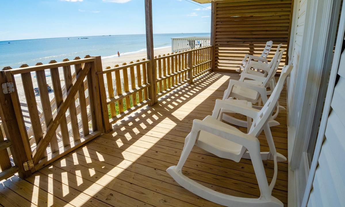 Ocean Isle Beach Cottage | Cottage on the beach, pet friendly!