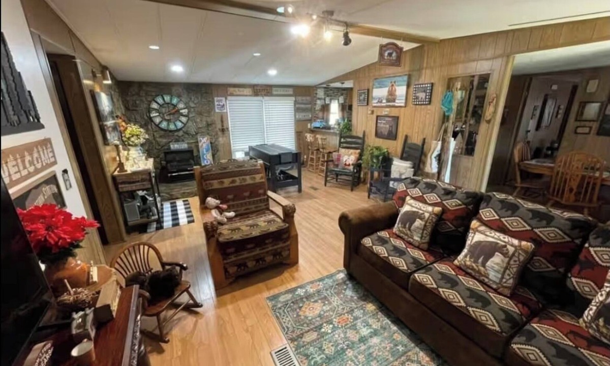 Roan Mountain Cabin | Cozy cabin with delightful mountain views.