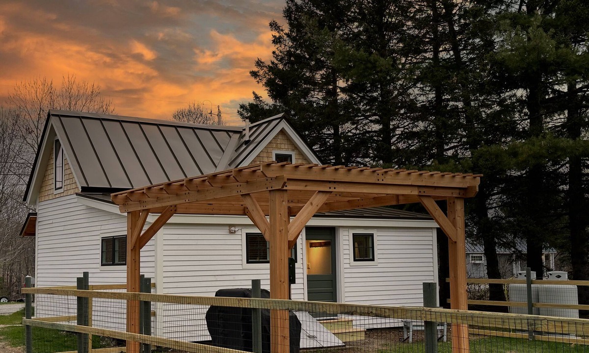 Kingfield Cottage | Cozy Cabin with Modern Amenities. Pet Friendly! Hot Tub!