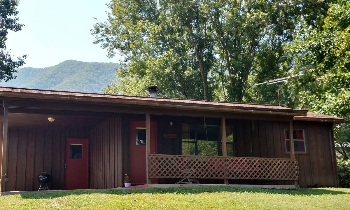 Townsend Cabin | Cozy Cottage near National Park w/Awesome Mountain Views! Extremely clean!