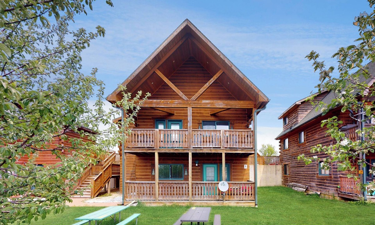 Warrens Cabin | Cozy Green 2 bedroom cabin with a LOFT AREA in enchanting Warrens, Unit A