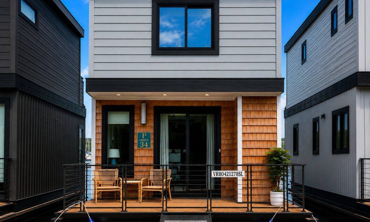 River District Boat Rental | Cozy Houseboat in Port City Marina Wilmington, NC Nestled among The Cove Villas