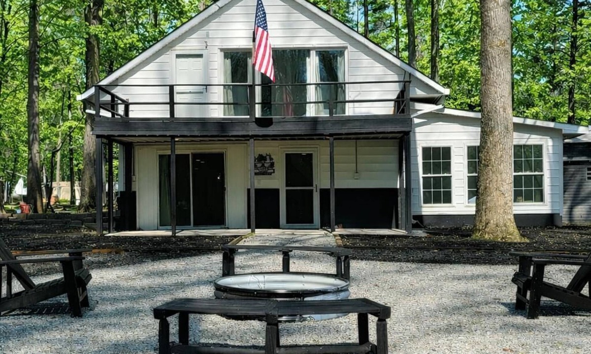 Henderson House | Cozy Lake house, with game room/3-bedroom house in beautiful Henderson with AC