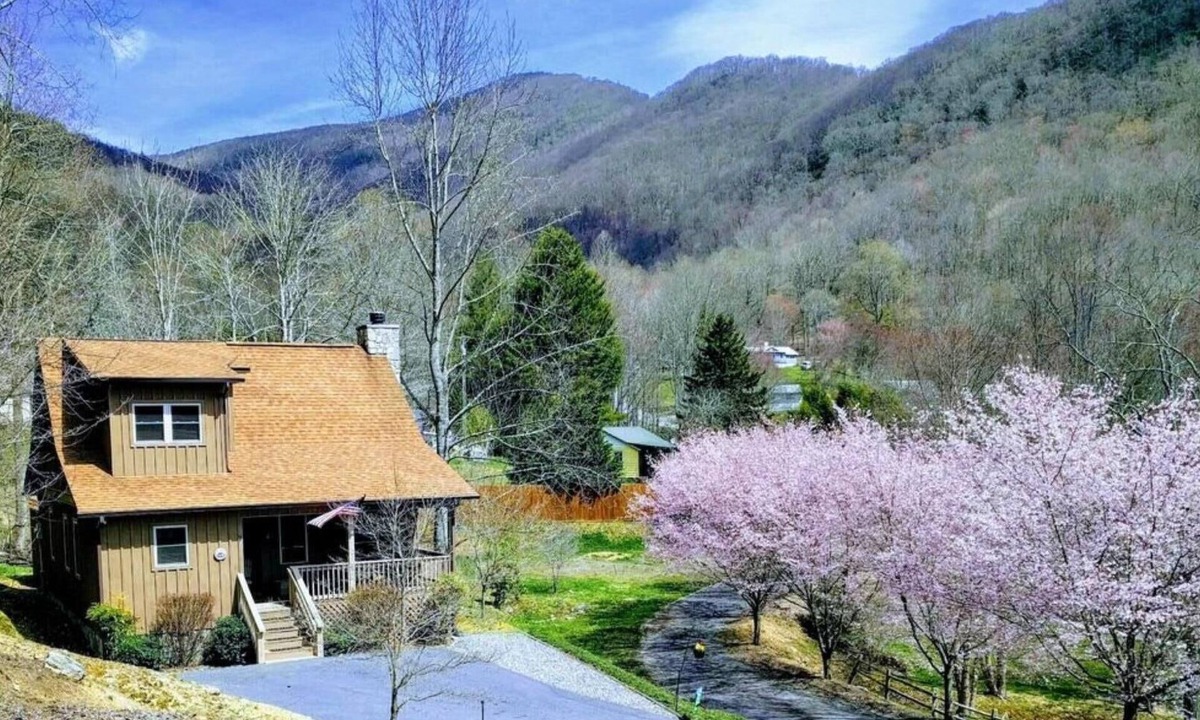 Maggie Valley Cabin | Cozy Maggie Valley Cabin near Cataloochee Ski Area, with hot tub. Bikers Welcome