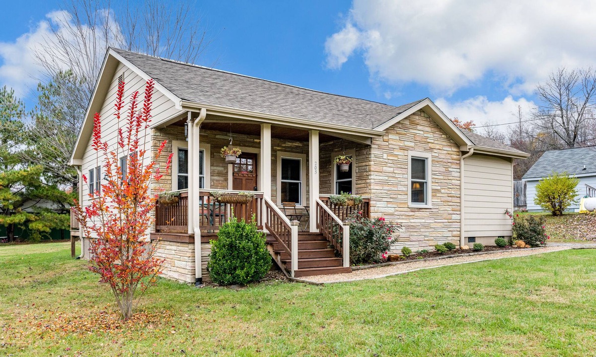 Black Mountain House | Craftsman cottage with private deck, near Black Mountain & Asheville - dogs OK