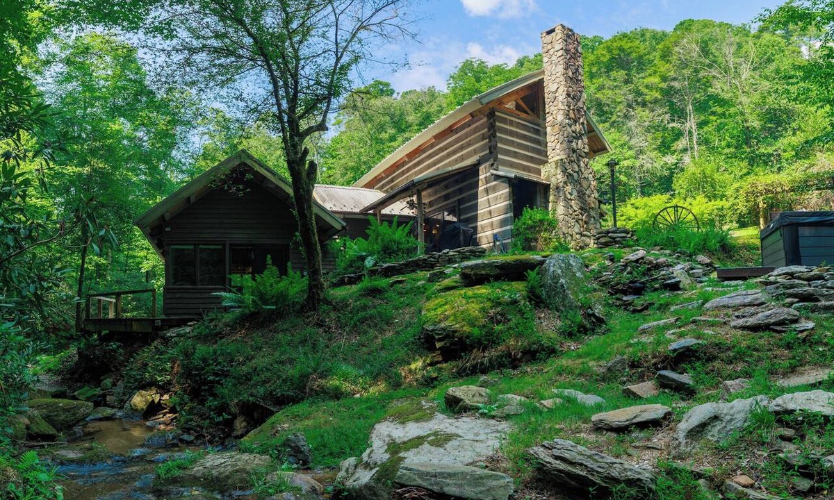 Ferguson Cabin | Creekside Cabin - Romantic Couples Getaway!